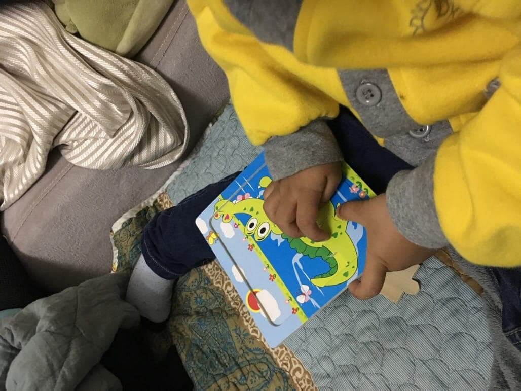 睿睿先把角落的拼上去